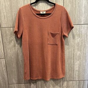 BETSYS BOUTIQUE Women's Ribbed Short Sleeve Top - Rust